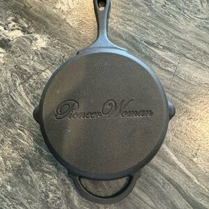 The Pioneer Woman 🦋 🧈  •Cast Iron Pan 7in with Double Pour Spout & Handle•
